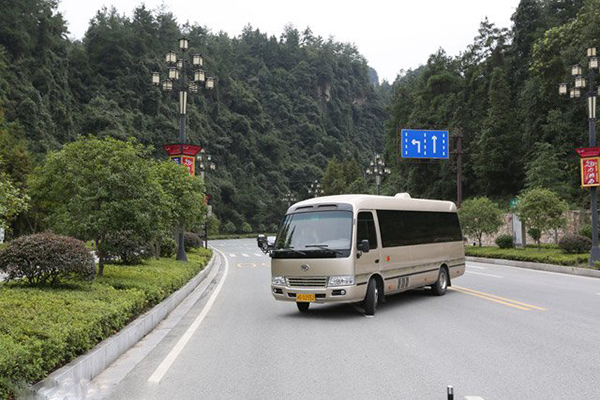 采用流線型車身設(shè)計(jì)，莊重典雅，彰顯精致經(jīng)典，可選高檔金屬烤漆，靚麗、奢華足以成為你的心動(dòng)之選。 商用車之家