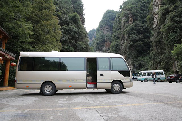 側(cè)圍裝飾條不但有效保護(hù)車身側(cè)圍受到意外摩擦，同時(shí)增添車身側(cè)圍美觀性 商用車