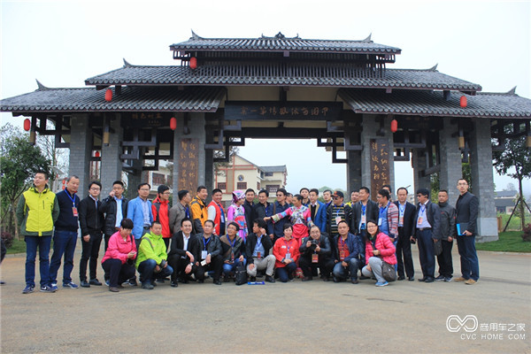 與會(huì)部分嘉賓參觀考察黔西南三岔河國(guó)際露營(yíng)基地.JPG