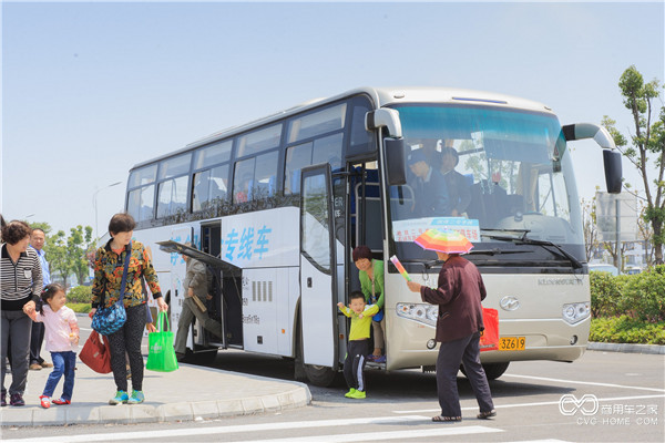 走下園博會專線車，游客們的內(nèi)心滿是期待.jpg