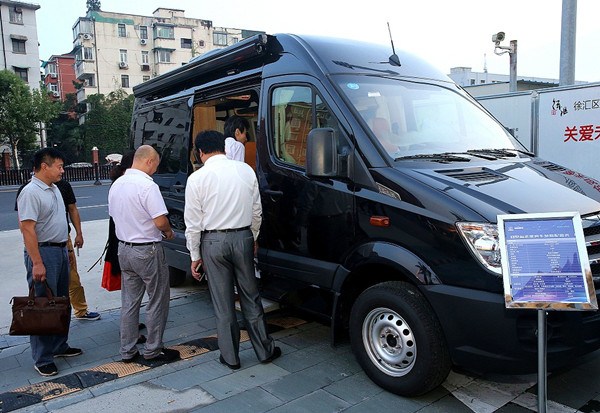 客戶代表參觀海格客車_副本.jpg